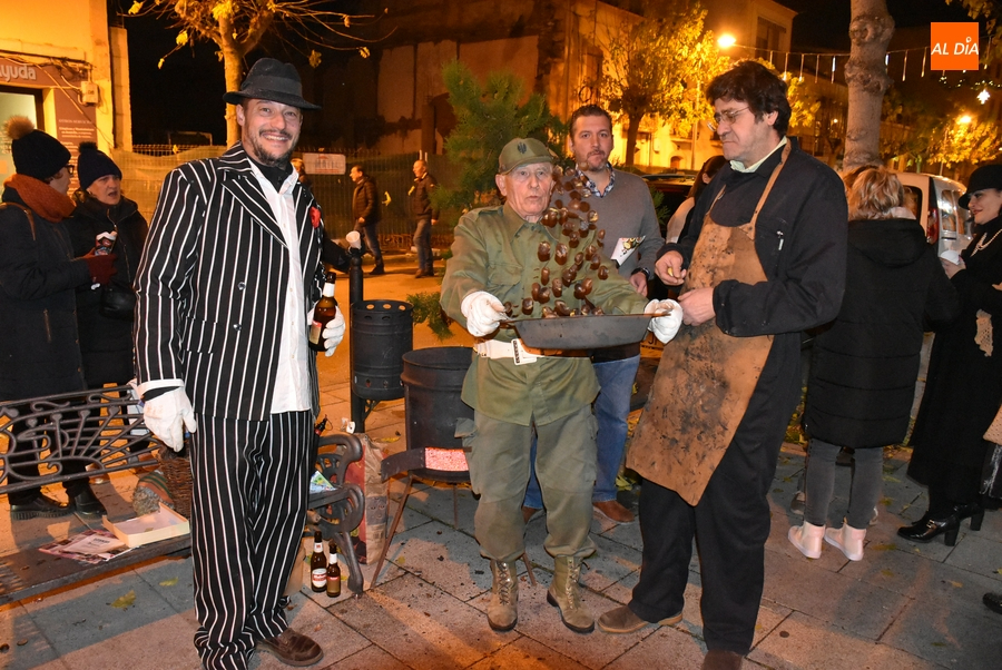 Unas ricas castañas asadas ayudan a calentar la tarde en la calle Lorenza Iglesias