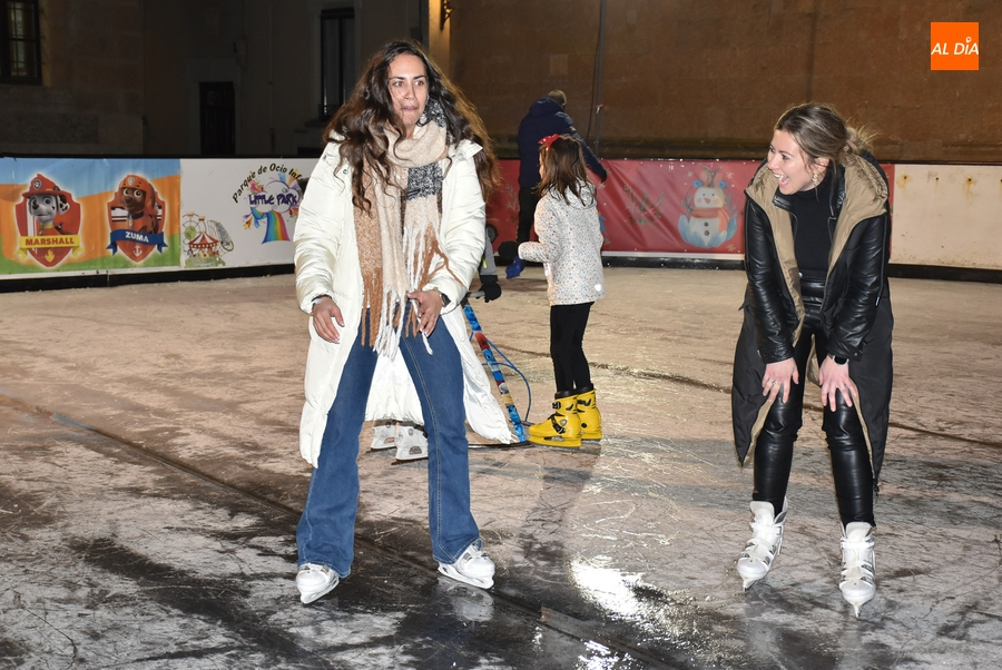 Laura Vicente y Paola Martín Muñoz prueban el patinaje con risas y miedo a partes iguales