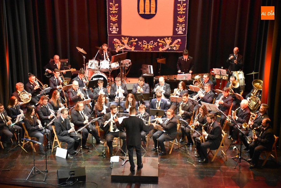 Gran entrada en el Teatro Nuevo para disfrutar del Concierto navideño de la Banda