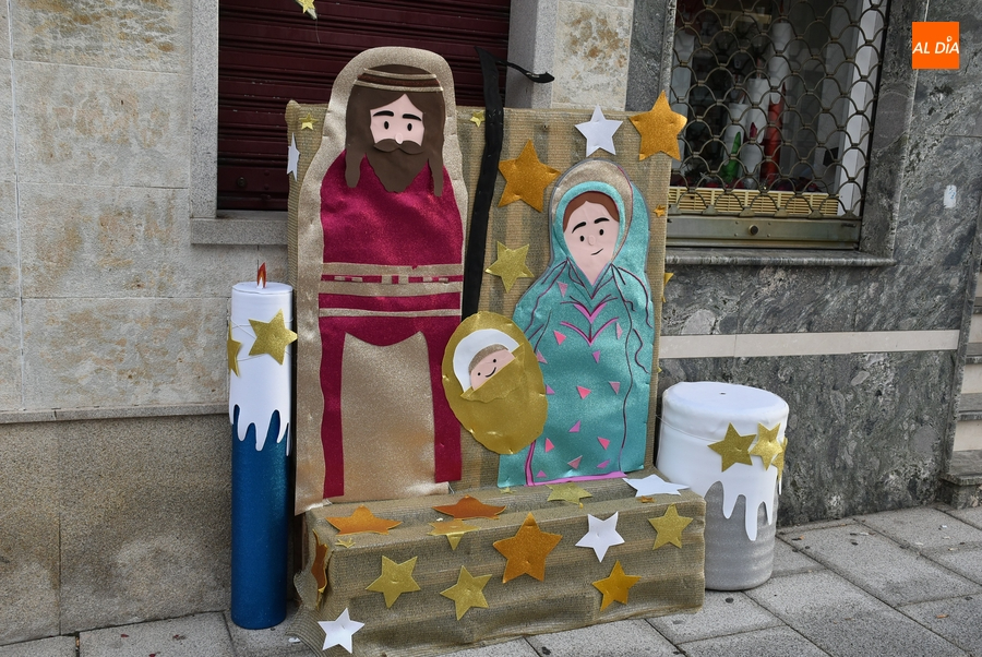 Múltiples duendes y estrellas, o el coche de Papá Noel, lucen en la colorida decoración fuera de murallas