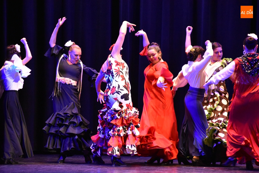 Intensa tarde de baile en el Teatro para echar una mano a la Asociación de personas con epilepsia