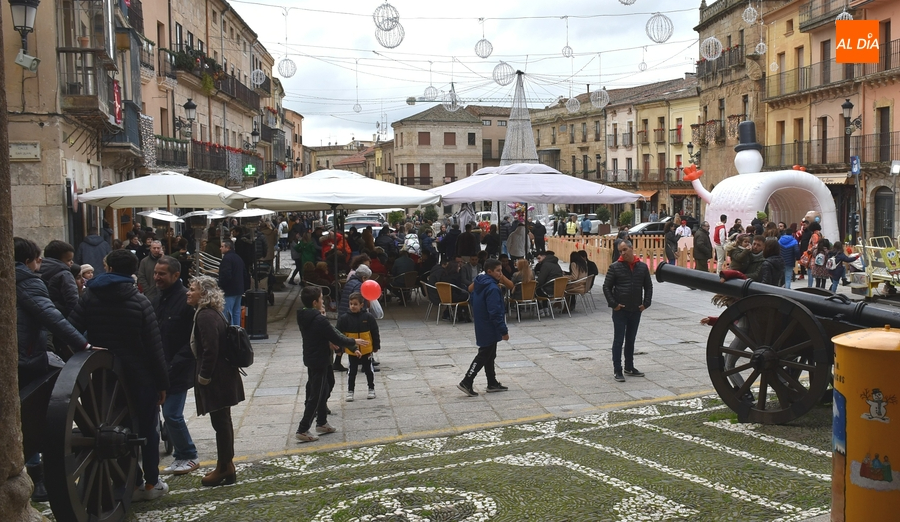 Notable ajetreo en una mañana de Nochebuena con mercadillo incluido