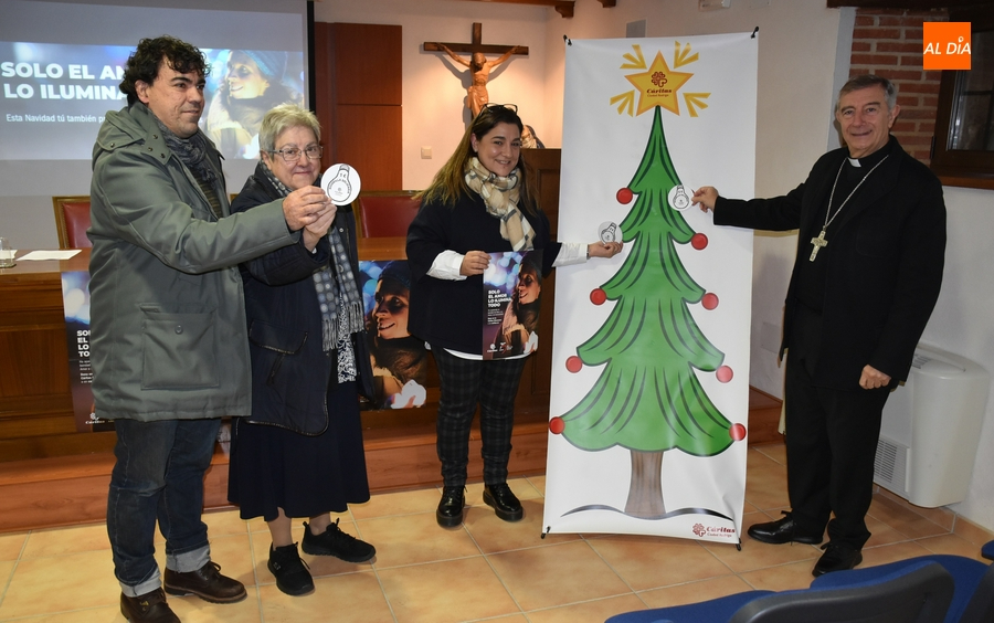 Los pinos solidarios de Cáritas se llenarán estas Navidades de bombillas 