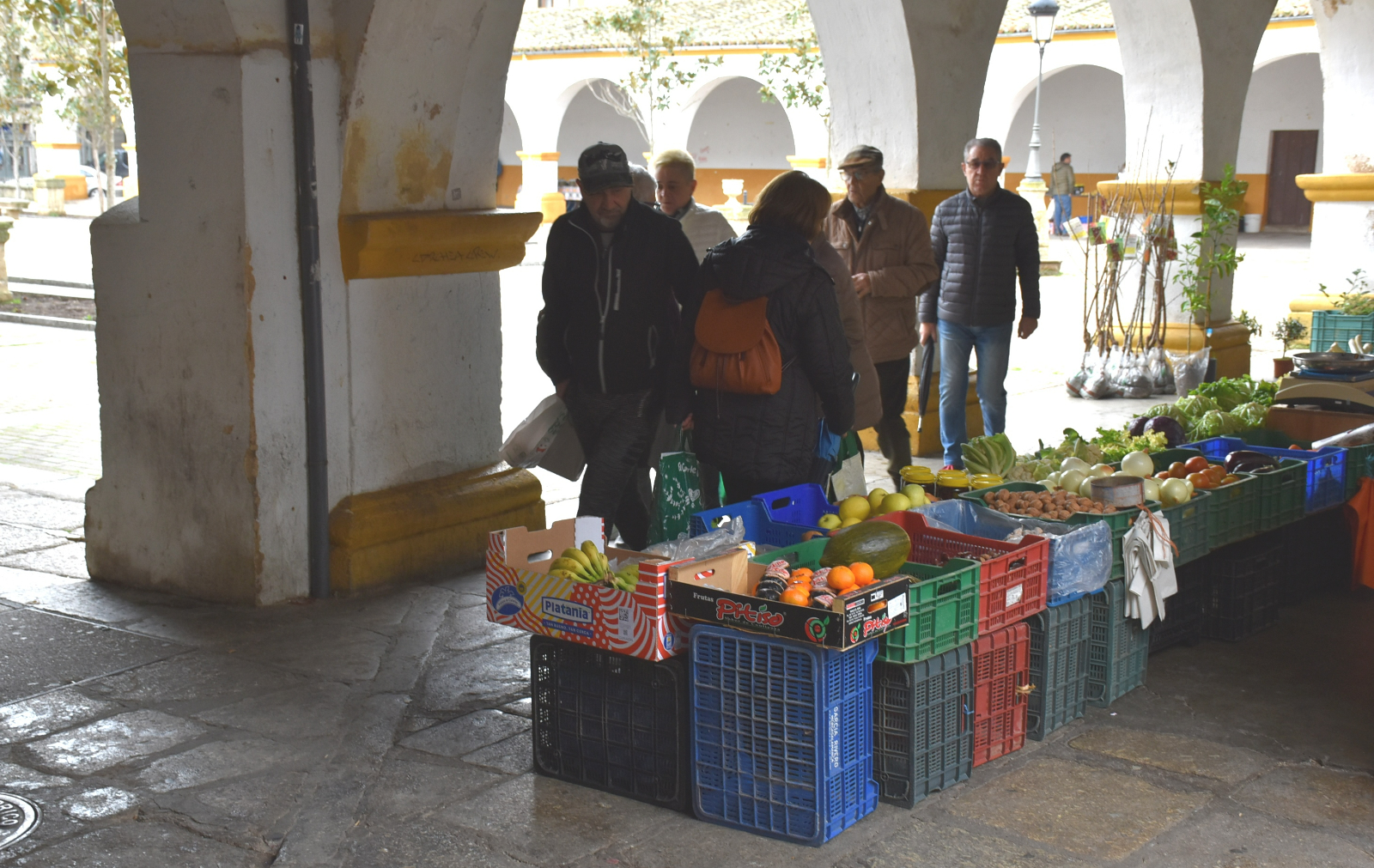 A cubierto por la lluvia periódica la edición adelantada del Mercado de los Martes
