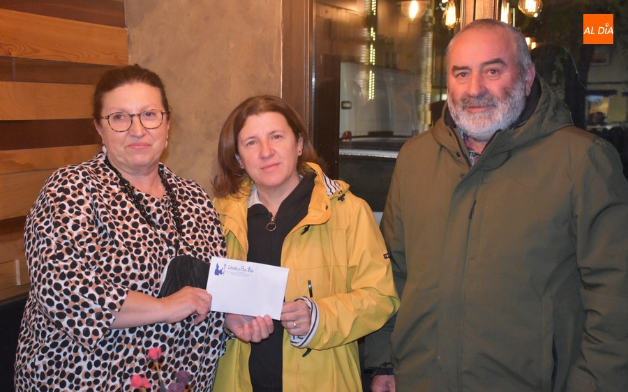 La Cofradía de San Blas entrega un donativo a la AECC