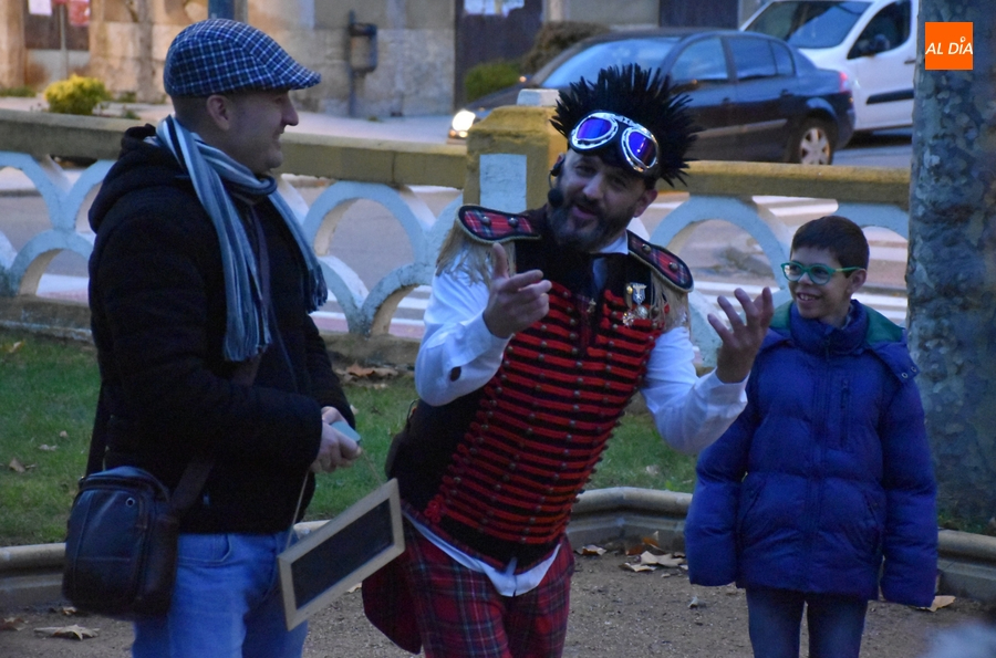 El mago Patxi entretiene con sus trucos y bromas la tarde de Nochebuena