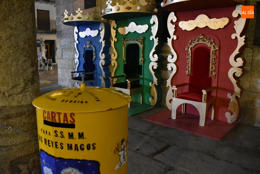 Instalados tres tronos reales en la Plaza Mayor