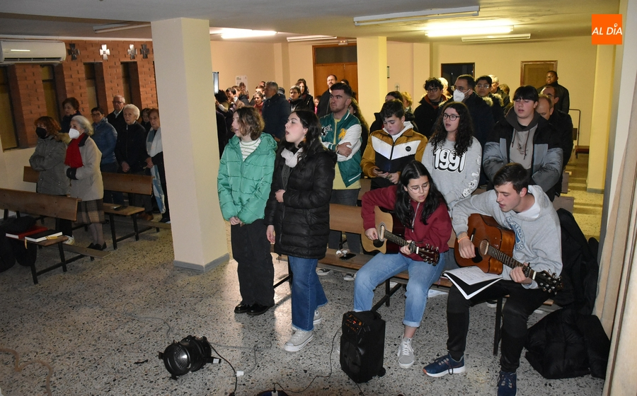 Medio centenar de personas toma parte en Santa Marina en la Vigilia Joven de la Inmaculada