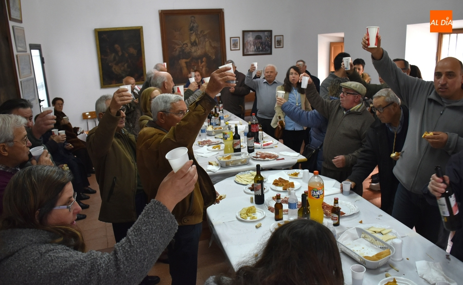 Las Cofradías de El Puente brindan por los mayordomos salientes y entrantes de San Antón y San Isidro