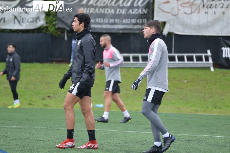 María prueba con tres centrales ante la mirada de Lovato en el partidillo del Salamanca UDS con el filial