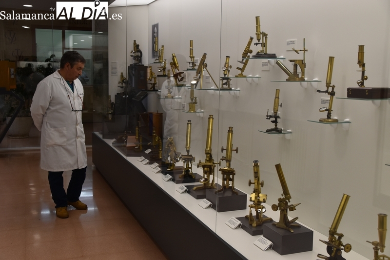 Descubre la historia de la ciencia con más de 180 microscopios de distintas épocas