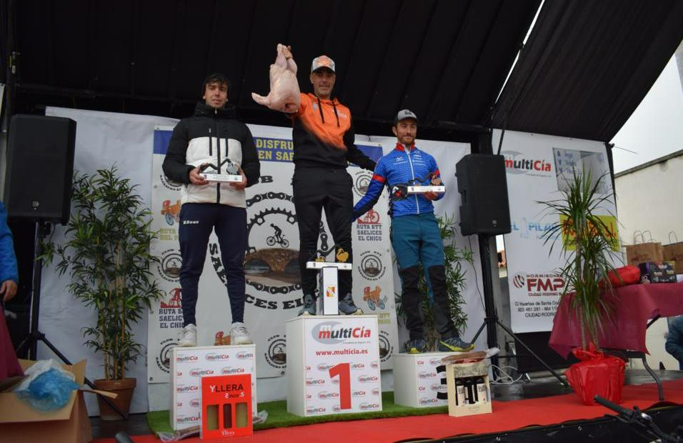 Jorge Dueñas y Arancha Martín se llevan los pavos en Saelices el Chico