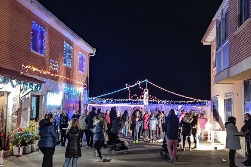 Villoria elige a los ganadores de su llamativo concurso de fachadas navideñas