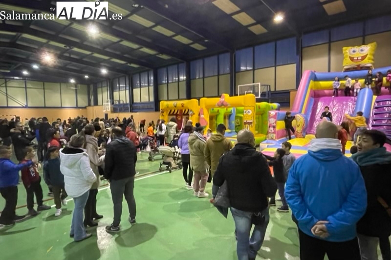 Divertida tarde de celebración en el Colegio Severiano Montero con la fiesta de Navidad organizada por la Ampa San Lázaro
