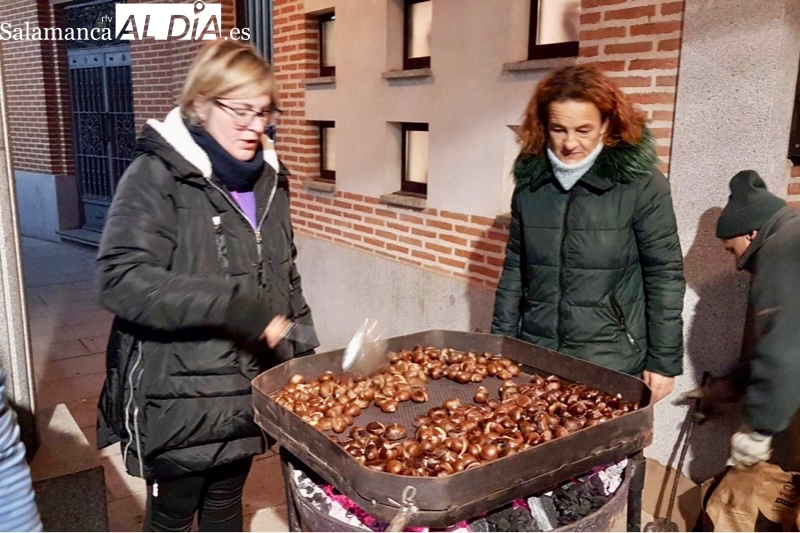 La fiesta de la castaña se consolida en Macotera a las puertas de la Navidad