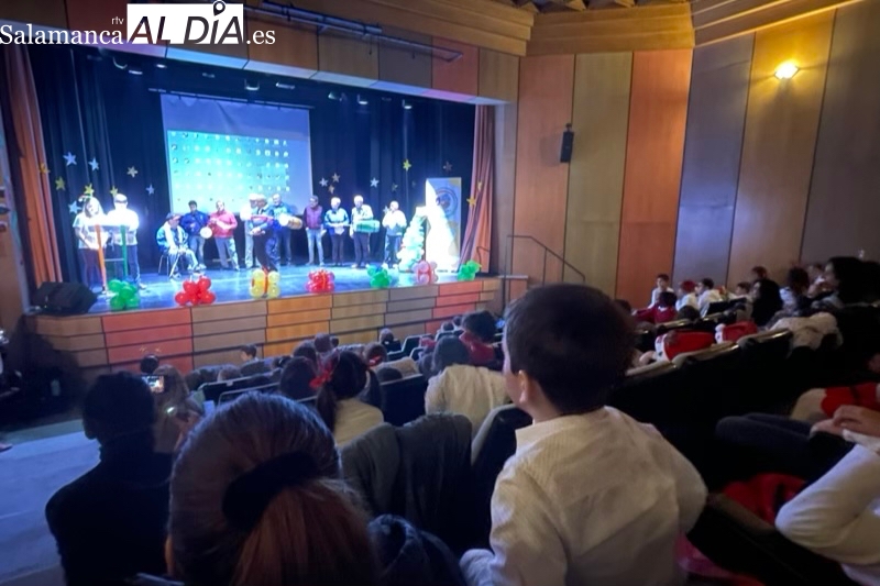 Aplausos, villancicos y sorpresas en el festival navideño del Colegio Severiano Montero 