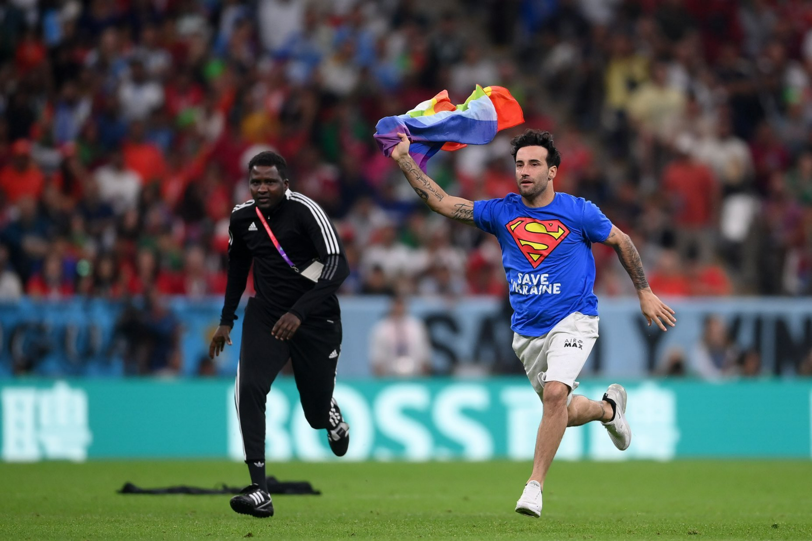 El hombre que saltó al campo con una bandera arcoíris en el Mundial es deportado de Qatar