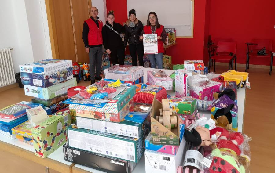 Cruz Roja recibe los juguetes adquiridos gracias a la gala promovida por las Zumba Sisters