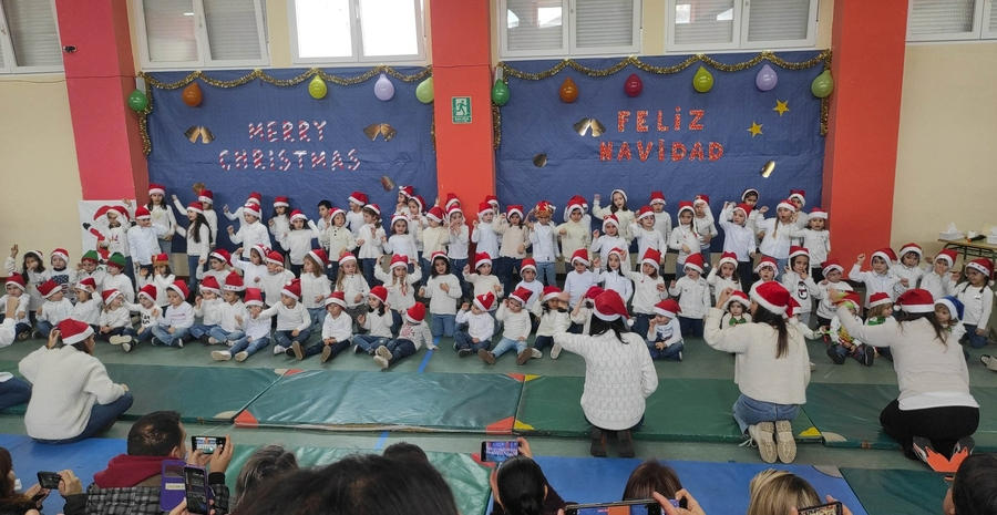 Los peques del Colegio Miróbriga muestran a sus familias sus ganas de Navidad