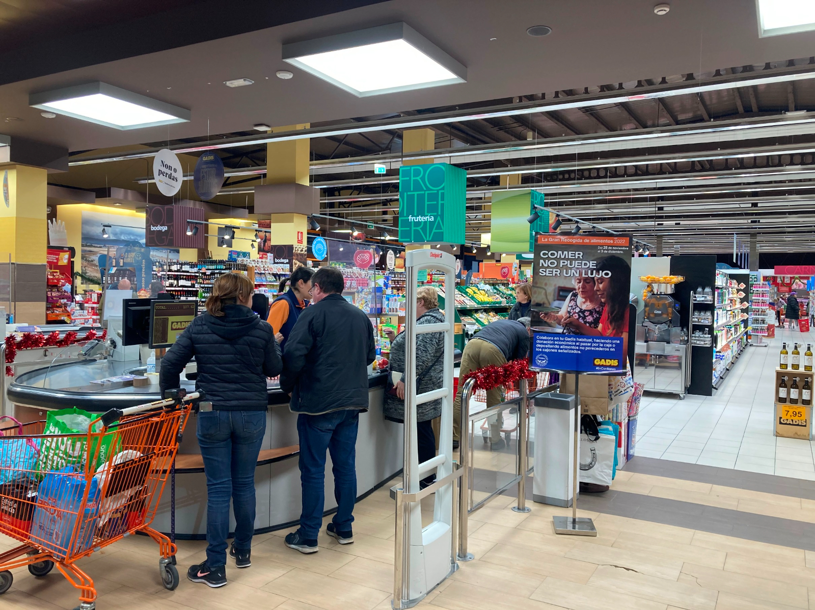 Los clientes de Gadis donan más de 153.400€ en ‘la Gran Recogida’ del Banco de Alimentos    