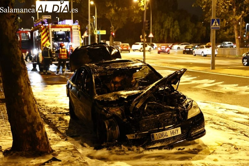 Un coche en llamas altera la madrugada en el barrio de San José