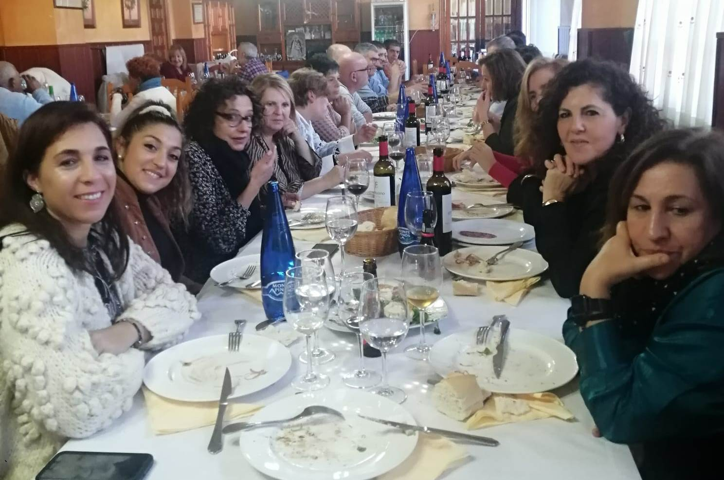 El taller de baile charro de la AVV de la Avenida de España se va de comida navideña