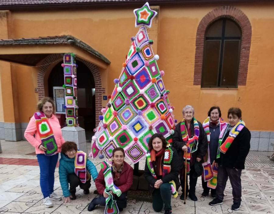 Ocho mujeres de Morasverdes crean un nuevo Árbol de Navidad a base de ganchillo
