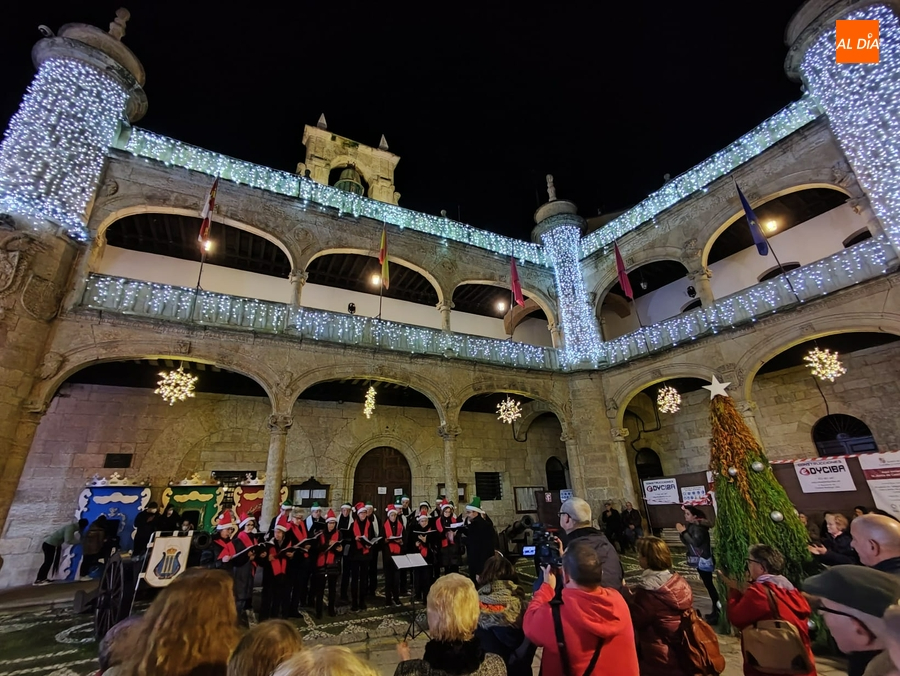 La Coral Dámaso Ledesma anima con sus villancicos la Plaza Mayor