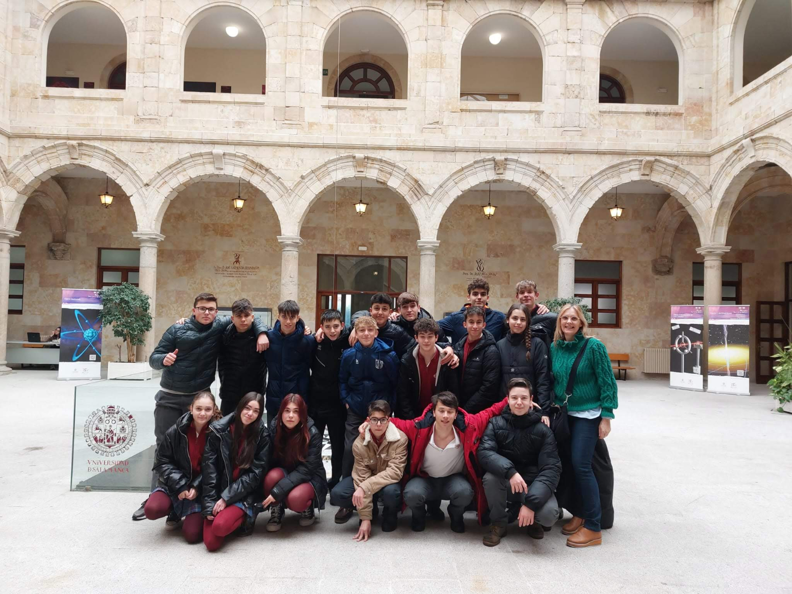 Los alumnos del Colegio San Juan Bosco visitan los laboratorios de láseres en la USAL
