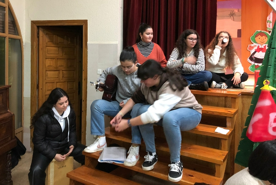 Unas 200 personas celebran la llegada de la Navidad con la AMPA de Misioneras-Santa Teresa