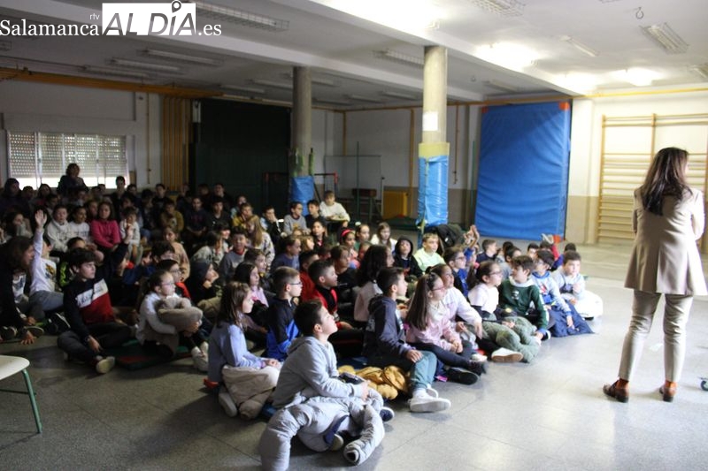 El Colegio Santa Teresa recibe una charla sobre las nuevas expediciones de la Armada 