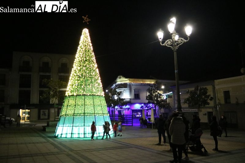Vitigudino coge color navideño con el encendido del árbol y la iluminación de Navidad