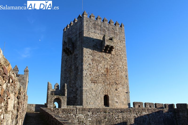 El robusto castillo pentagonal del Côa