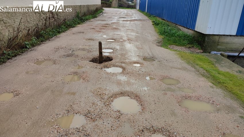 Vecinos y usuarios piden el arreglo de la calle Rondín del Frontón de Pelota en Vitigudino