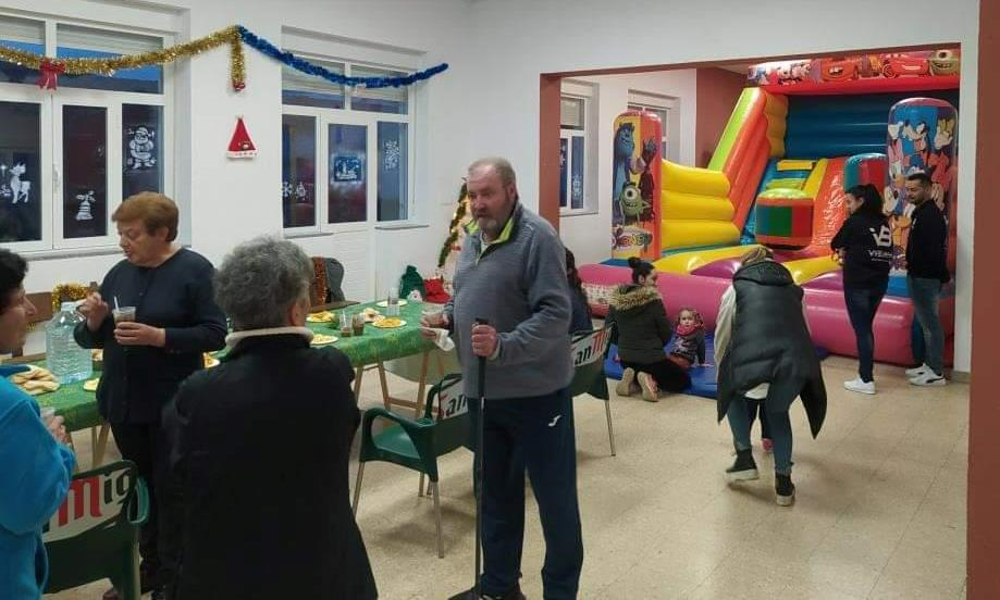La AVV de Águeda reúne a más de 40 personas en su chocolatada navideña