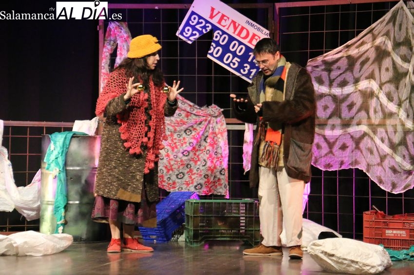 Más adultos que niños para ver a Kamaru Teatro en Vitigudino