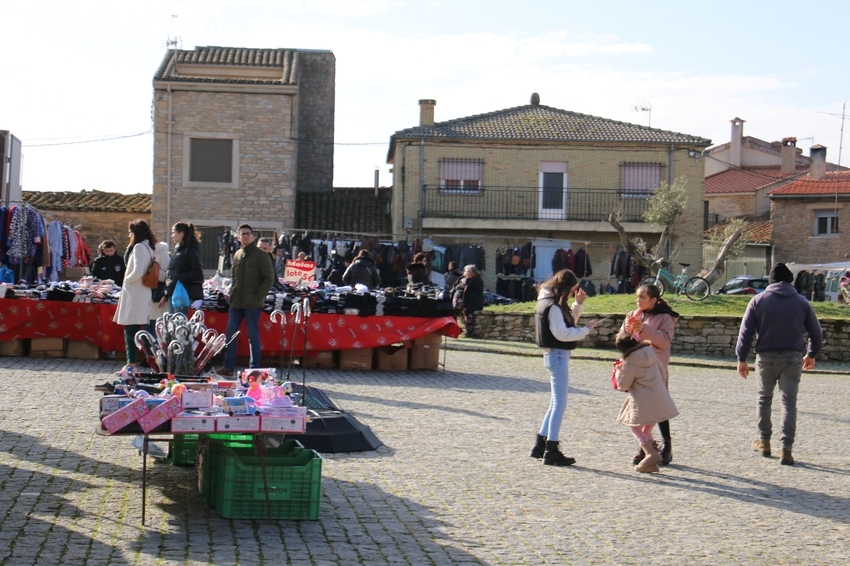 Trabanca despide 2022 con un mercadillo atípico en un día ventoso y poco público