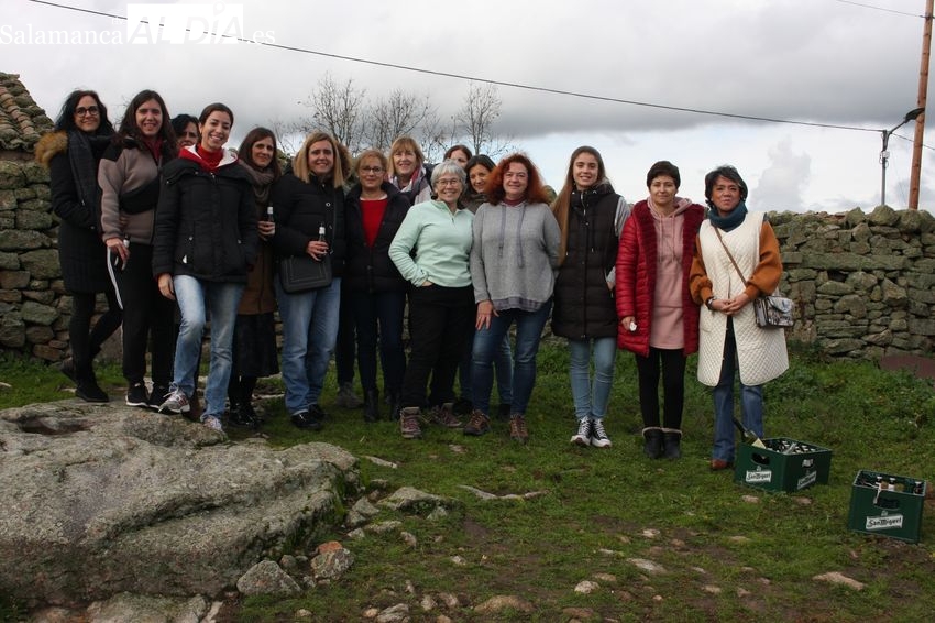 Los vecinos de Escuernavacas celebran la matanza tradicional acompañada de paella