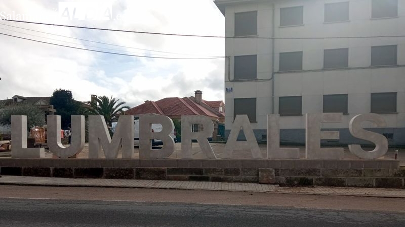 El Ayuntamiento instala letras con el nombre de Lumbrales en la carretera de la Estación
