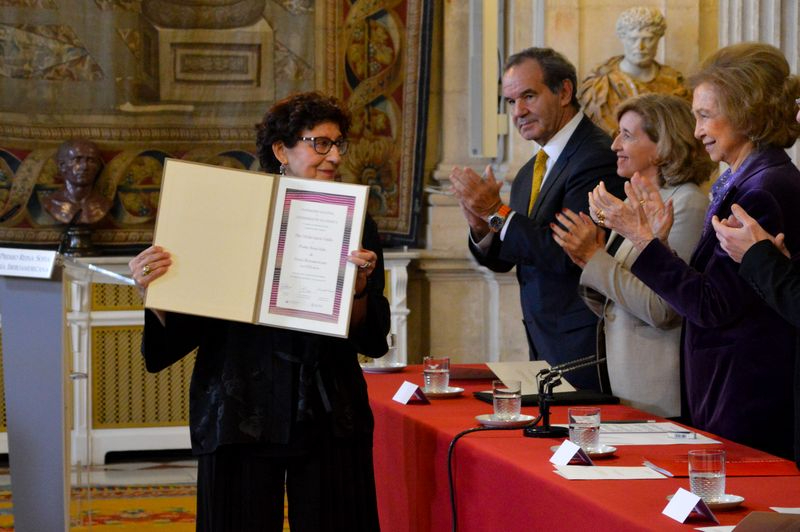 Olvido García Valdés recibe conmovida y honrada el XXXI Premio Reina Sofía de Poesía Iberoamericana