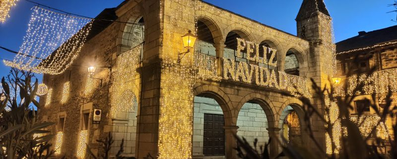 Así es Puebla de Sanabria, el pueblo iluminado por Ferrero Rocher, que está a solo dos horas de Salamanca