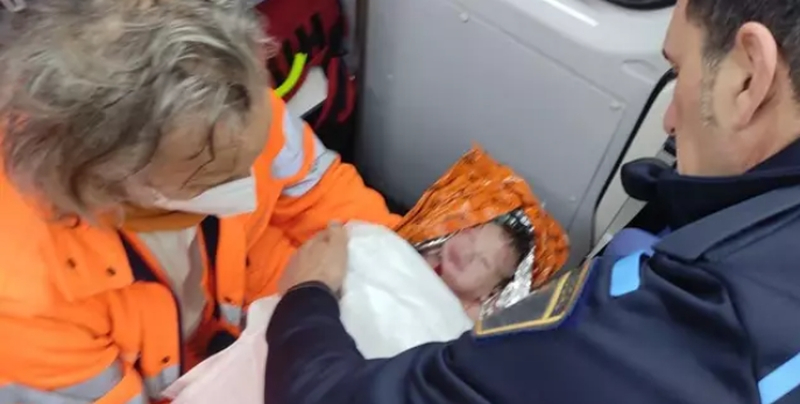 Una mujer da a luz en el arcén de una carretera de Valencia asistida telefónicamente por el 112
