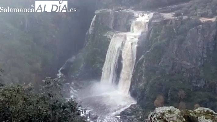 Espectacular aspecto del Pozo de los Humos tras las lluvias del puente
