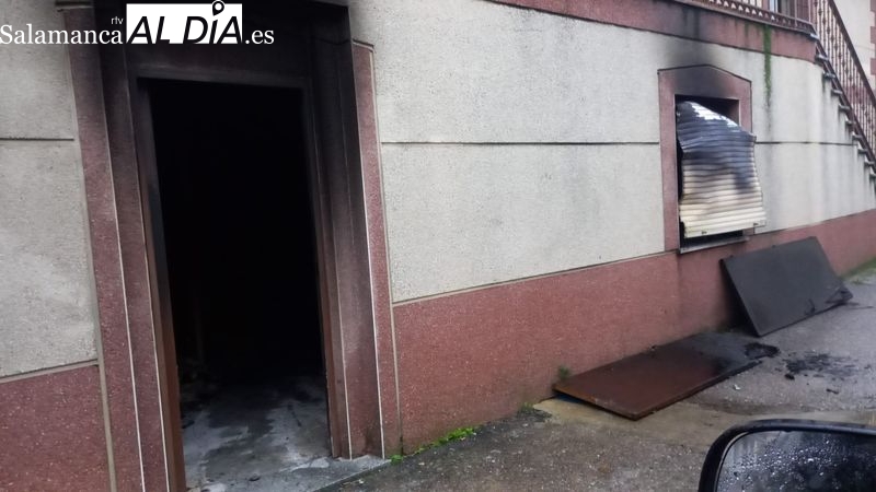 Arrasada una vivienda de dos plantas por un incendio en Casillas de Flores