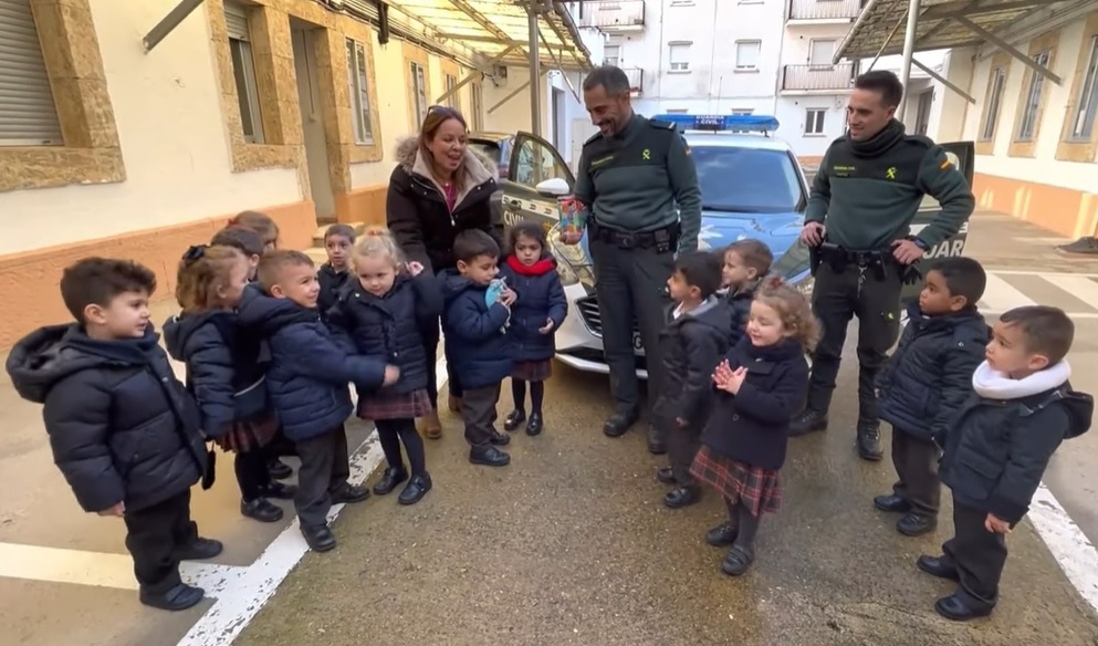 Misioneras-Santa Teresa felicita la Navidad compartiendo su luz con Ciudad Rodrigo