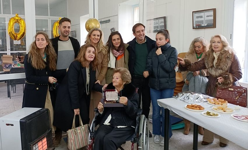 Tina con sus descendientes y familiares más cercanos en su homenaje