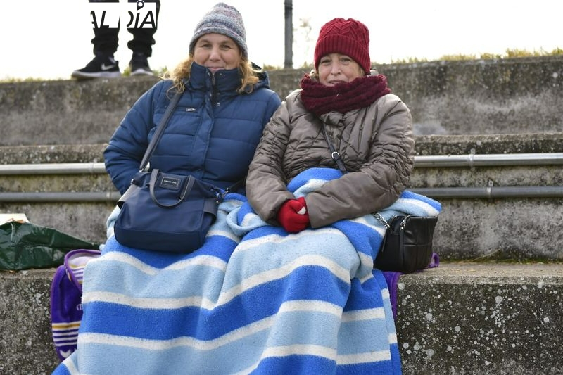 Los salmantinos se las ingenian para combatir el intenso frío en las gradas