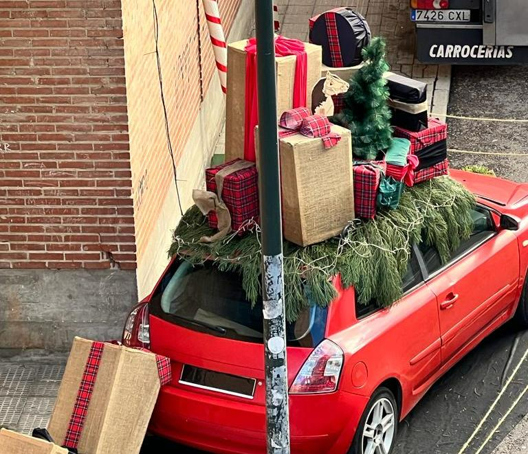 Roban varios objetos, entre ellos un osito gigante, en las calles Sierra de Gata y Campo de Toledo