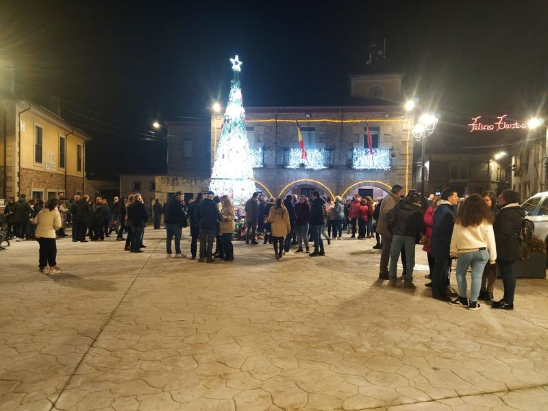 En Barruecopardo reciben la Navidad con vino y chocolate