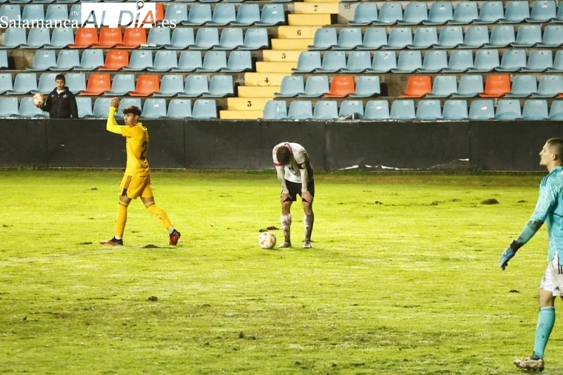 El Salamanca UDS se embarra con la Ponferradina B como el Helmántico y se pone a un mundo del líder (0-1)